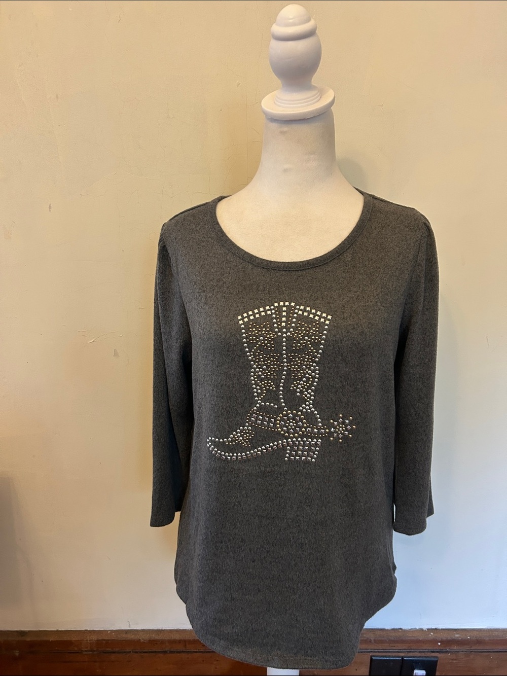 Vintage Rose Charcoal Gray Studded Boot Graphic Knit Top Size M EUC